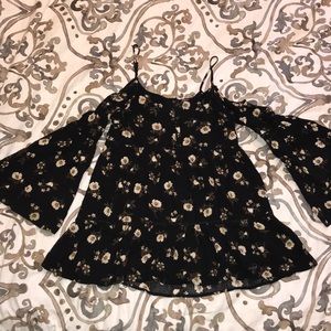 Kendall & Kyle Bell Sleeve Top